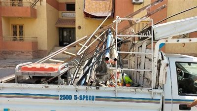 جهاز بدر يشن حملة على الإشغالات بالإسكان الإجتماعى ويصادر معدات.. صور