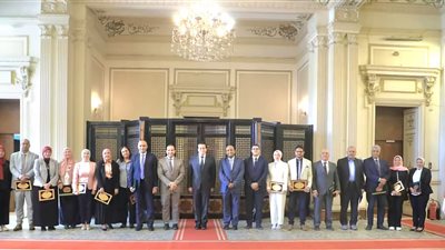 وزير الصحةيُكَرِّم قيادات البحيرةلحصول مركز فريدعطية على الاعتماد