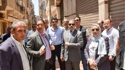 محافظ الشرقية يُتابع أعمال تركيب بلاط الإنترلوك