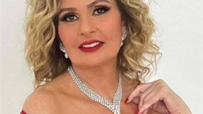 يسرا.. تشيد بكواليس مسرحية 