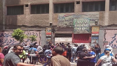 توافد طلاب الثانوية العامه للجان لأداء امتحان التفاضل والتكامل