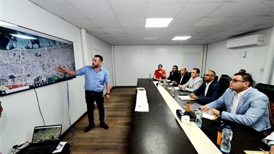وزير الإسكان يتابع موقف تنفيذ وحدات الإسكان المتميز