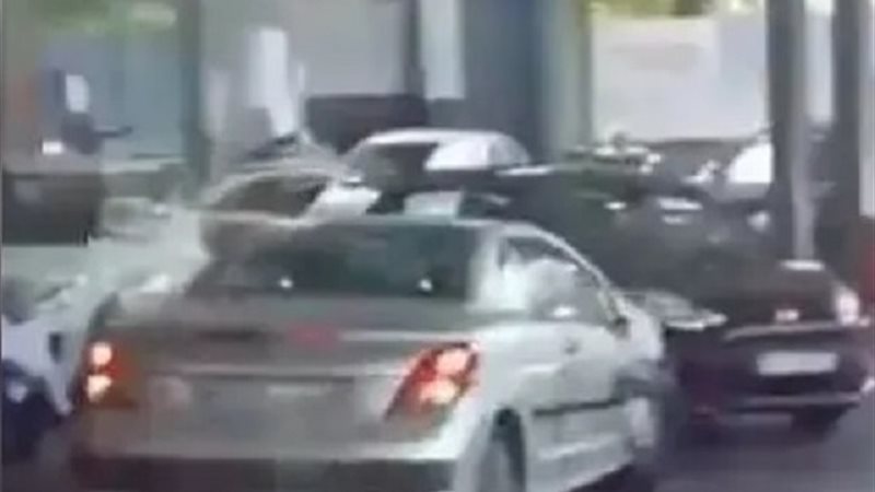 امرأة تقتحم محطة