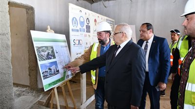 رئيس جامعة القاهرة يتفقد مشروع أكبر مجمع طبي لعلاج الأطفال