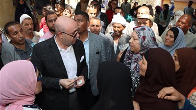 محافظ بنى سويف يستنكر الزحام بالمركز الطبي بناصر