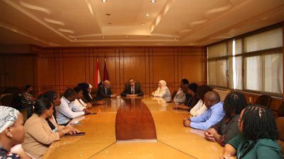 رئيس جامعة الفيوم يستقبل وفد أطباء الدول الأفريقية