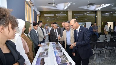 رئيس جامعة أسيوط يفتتح معرض مشروعات تخرج طلاب كلية الهندسة