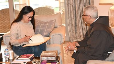 أهداها مصحفًا..زيارة الأب بطرس دانيال لـ شريهان بمنزلها ..صور
