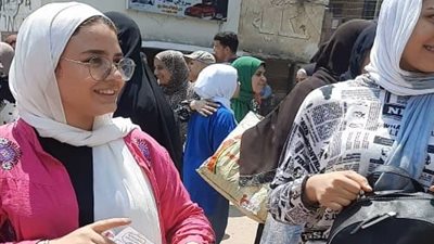 توافد طلاب الثانوية لأداء امتحان الأحياء والاستاتيكا والفلسفة