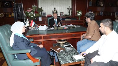 محافظ بني سويف يجتمع بمسؤولي القطاع الصحي