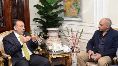 محافظ أسيوط يلتقي وفد قطاع مصانع أسيوط للأسمدة لبحث جهود زيادة الانتاج