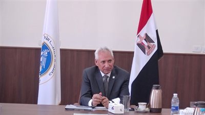 رئيس جامعة المنيا يُؤكد الالتزام بمعايير العمل المؤسسي بالجامعة