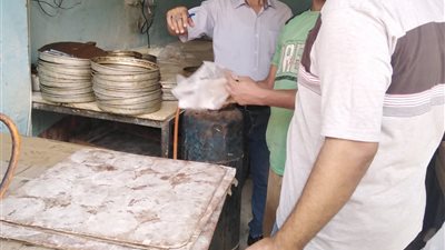 محافظ أسيوط يوجه بتكثيف الحملات التموينية علي الأسواق والمخابز