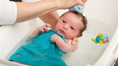 طبيب يوضح عدد المرات المناسبة لاستحمام الأطفال