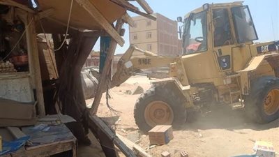 جهاز بدر يشن حملة على الإشغالات ويتحفظ على 6 مركبات مخالفة.. صور