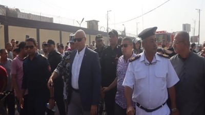 محافظ القليوبية يتفقد مكان حريق معرض ملابس بنها ويوجه بتشكيل لجنة للتحقيق