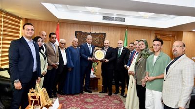 محافظ الفيوم يستقبل وفد حزب 