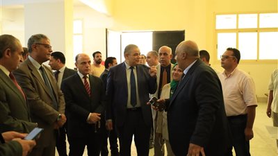 محافظ كفر الشيخ يتفقد ورش ومعامل كلية الهندسة