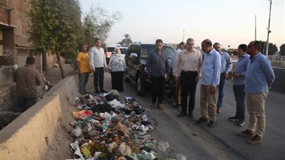 محافظ المنيا يجوب شوارع المدينة فجرا لتفقد الحالة العامة