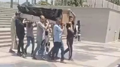 وصول جثمان الفنان أحمد فرحات إلى مسجد عمرو بن العاص