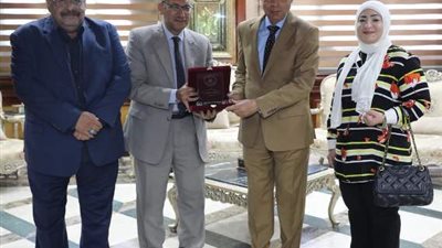 قصور الثقافة , تهدى محافظ المنيا , درعها تكريما لشخصه