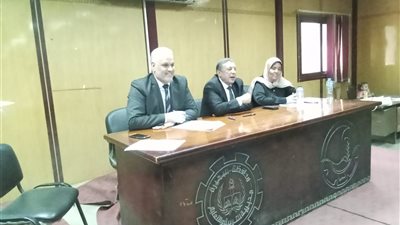 المدارس الرسمية لغات على طاولة وكيل تعليم البحيرة