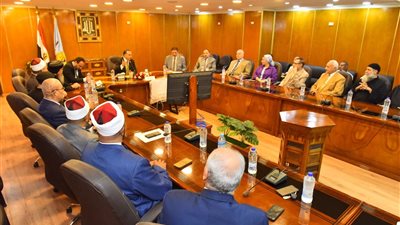محافظ أسيوط يلتقى مجلس أمناء بيت العائلة المصرية