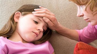 منها الجفاف والتسمم الغذائي .. مخاطر صحية تهدد الأطفال في الصيف