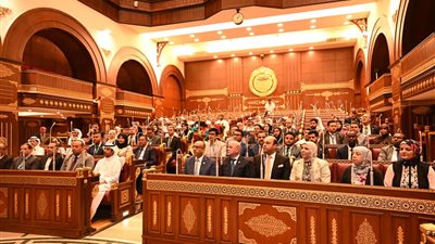 المشاركون فى نموذج محاكاة برلمان الشباب العربي فى زيارة لمجلس الشيوخ