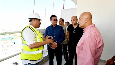 وزير الإسكان يتفقد مشروع أبراج الداون تاون بالعلمين الجديدة