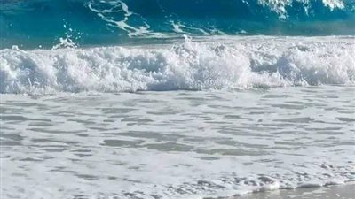 استمرار غلق بعض شواطئ مطروح لارتفاع أمواج البحر