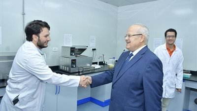 الخشت يفتتح تطوير مركز البحوث الانتقالية والأمان الحيوى بصيدلة القاهرة
