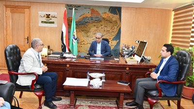 وفد هيئة الاستشعار يهدى الفيوم نسخة من خرائط المحاصيل الاستراتيجية