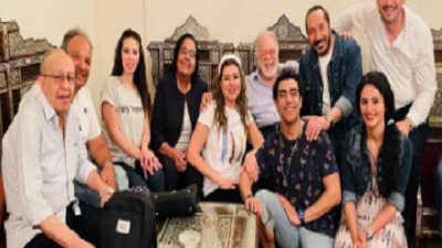 يحيي الفخراني يحضر مسرحية 