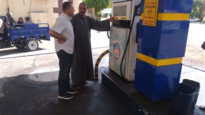 رئيس مدينة الأقصر يواصل جولات المرور على محطات البنزين والمواقف