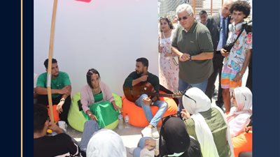 أيمن عاشور يشارك طلاب الجامعات في ممارسة الأنشطة بمهرجان العلمين