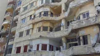 إزالة أجزاء آيلة للسقوط من عقار بكورنيش الإسكندرية