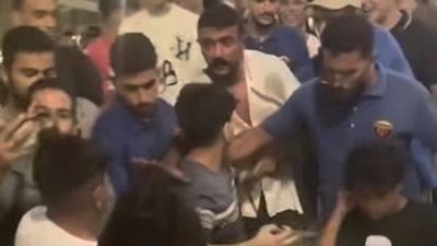 الجمهور يحتفل بـ أحمد العوضي ويلتقط الصور معه