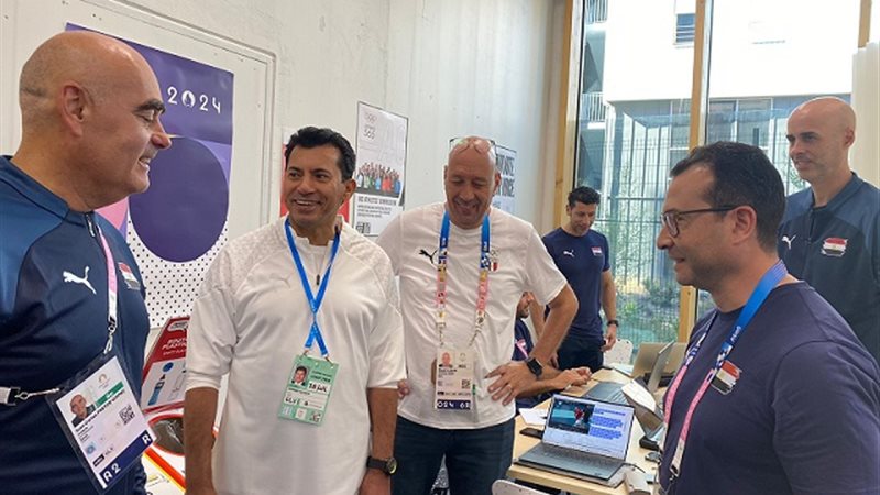 كواليس اجتماع وزير