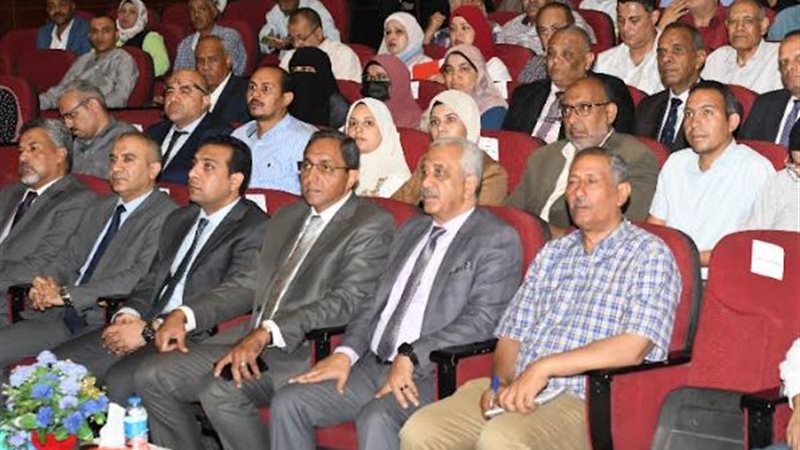 محافظ قنا