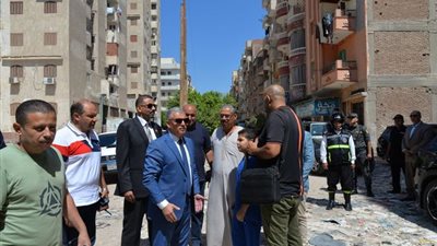 إزالة المخلفات والمقالب العشوائية من شوارع الإسماعيلية..صور