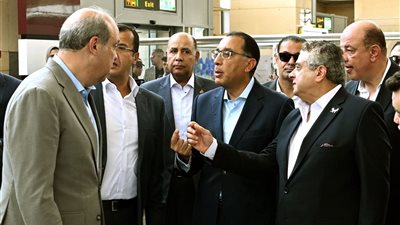 مدبولى يشدد على أهمية تيسير الاجراءات الخاصة بالمسافرين عبر مطار برج العرب