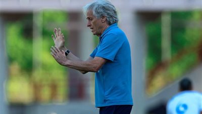 الأزمات تطارد مدرب الهلال قبل كلاسيكو السوبر السعودي