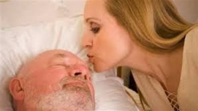 حكم تقبيل الميت بعد تكفينه..الافتاء تُجيب
