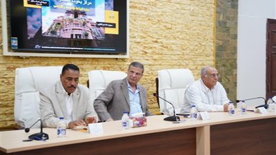 وزيرالزراعة ومحافظ مطروح يلتقيان الباحثين بمركز التنمية المستدامة