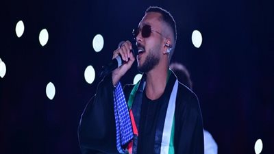 ويجز يخطف الأنظار بارتداء الجلابية الصعيدية والكوفية الفلسطينية