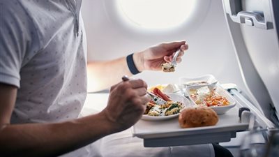 منها الحلويات .. طبيب يحذر من تناول هذه الأطعمة أثناء السفر