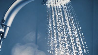 المفتي: الاغتسال سُنَّة لمن يحضر الجمعة وإن لم تجب عليه