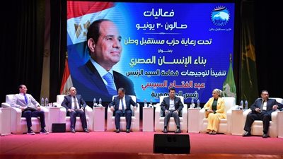 وزير الشباب ومحافظ الشرقية يشهدان فعاليات صالون ٣٠ يونيو
