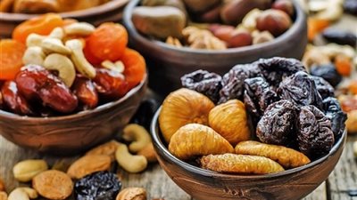 طبيب يوضح فوائد الفواكه المجففة وخطورة الإفراط في تناولها